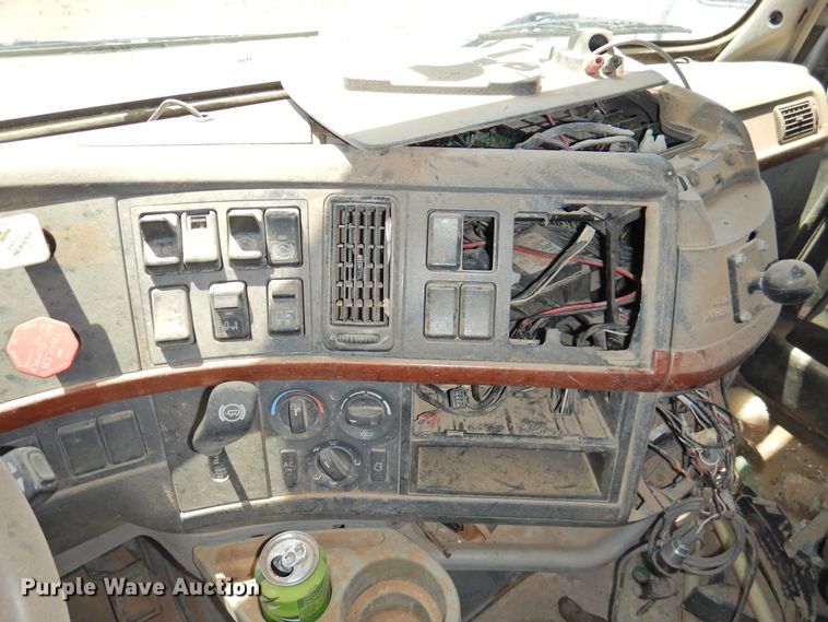 image for item DI0214 2006 Volvo VNL  semi truck