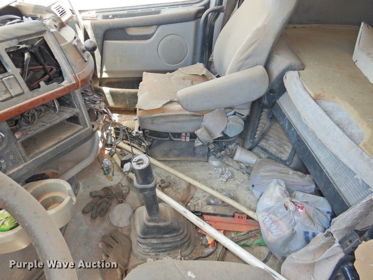 image for item DI0214 2006 Volvo VNL  semi truck