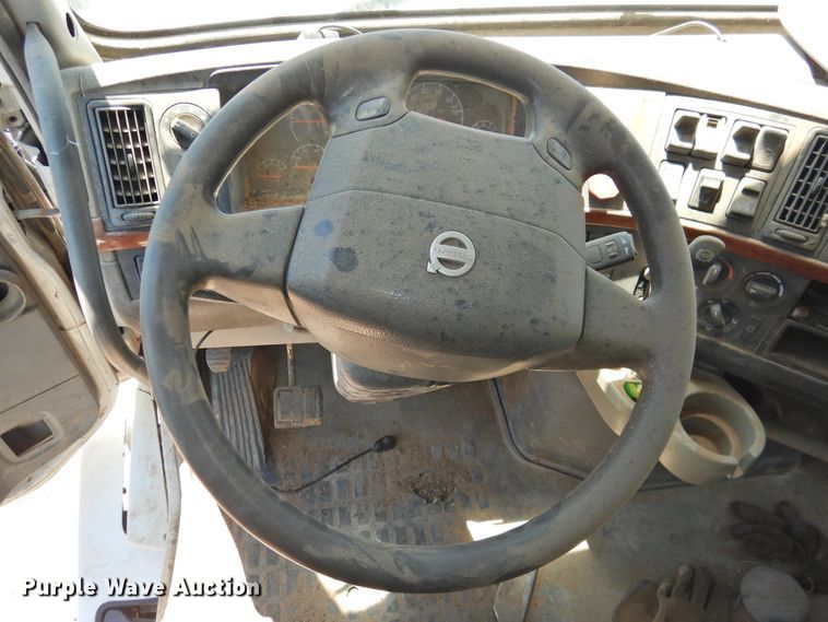 image for item DI0214 2006 Volvo VNL  semi truck