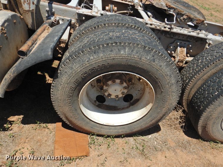 image for item DI0214 2006 Volvo VNL  semi truck