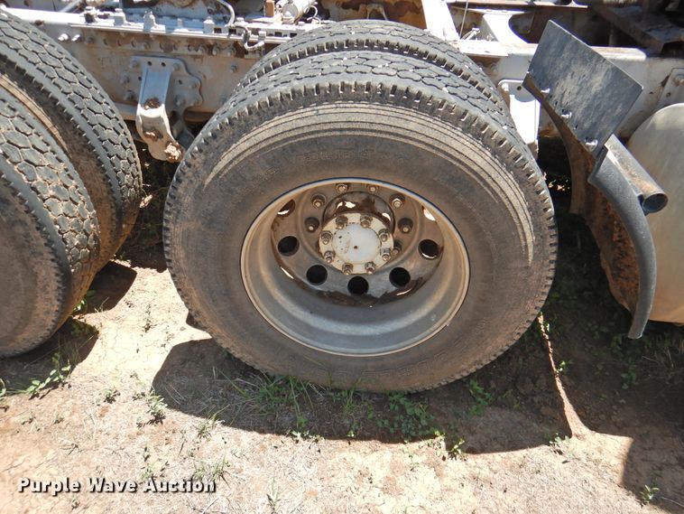 image for item DI0214 2006 Volvo VNL  semi truck