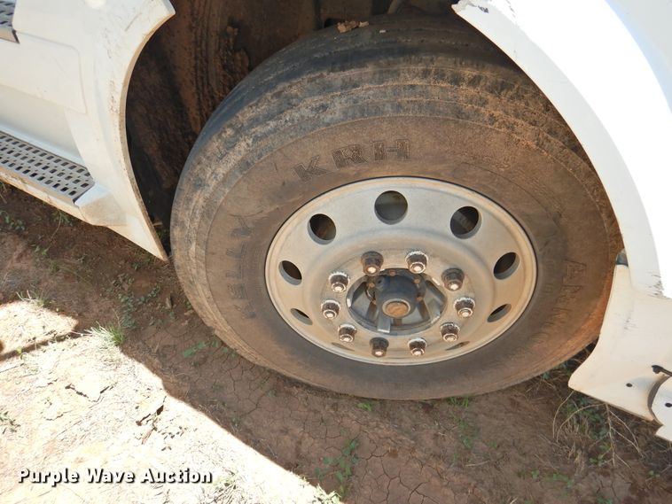 image for item DI0214 2006 Volvo VNL  semi truck