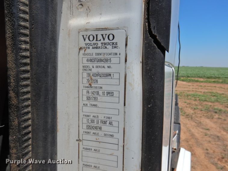 image for item DI0214 2006 Volvo VNL  semi truck