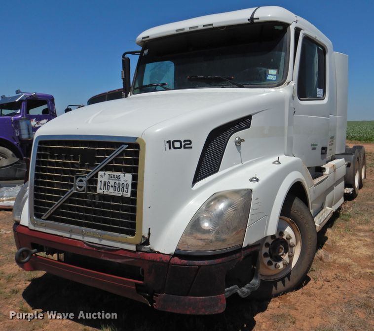 image for item DI0215 2010 Volvo VNL  semi truck