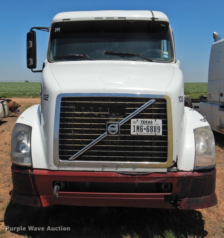 image for item DI0215 2010 Volvo VNL  semi truck