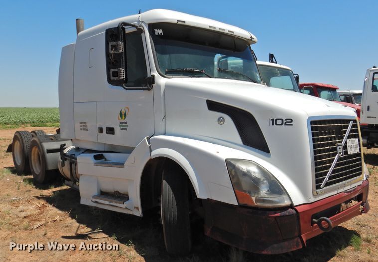 image for item DI0215 2010 Volvo VNL  semi truck