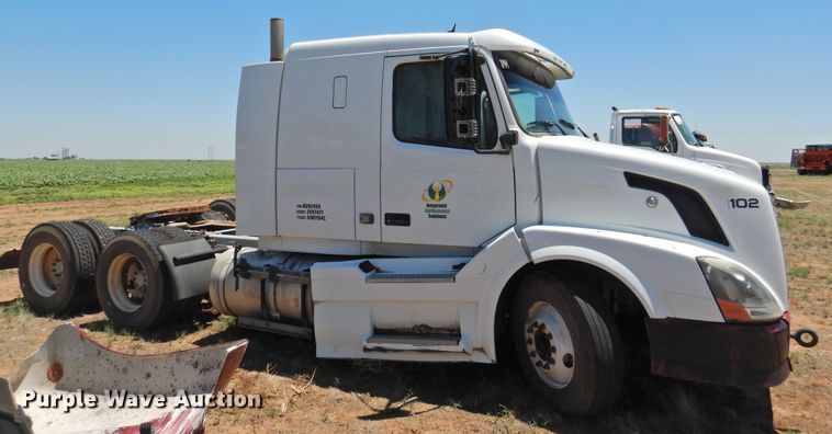 image for item DI0215 2010 Volvo VNL  semi truck