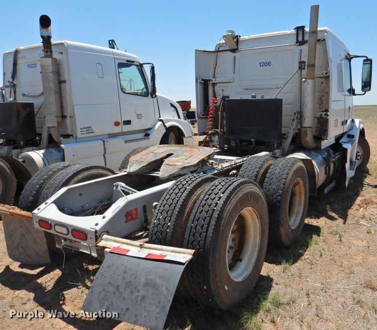 image for item DI0215 2010 Volvo VNL  semi truck