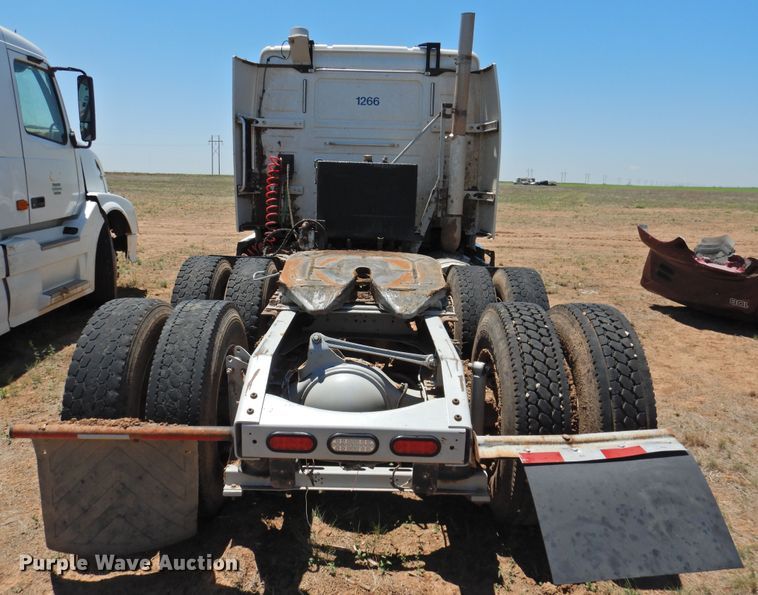 image for item DI0215 2010 Volvo VNL  semi truck