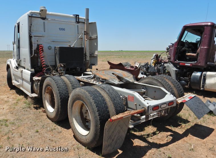 image for item DI0215 2010 Volvo VNL  semi truck