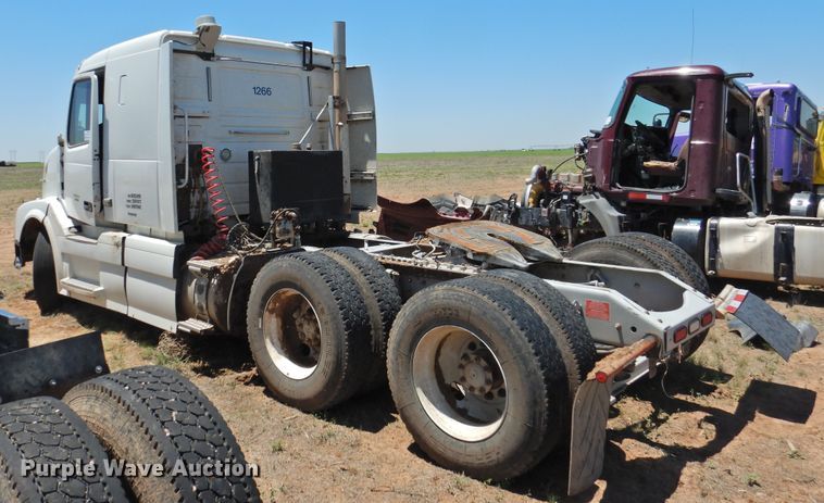 image for item DI0215 2010 Volvo VNL  semi truck