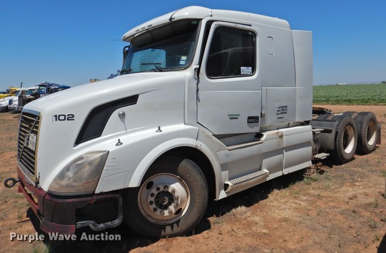 image for item DI0215 2010 Volvo VNL  semi truck