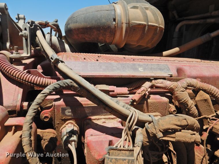 image for item DI0215 2010 Volvo VNL  semi truck