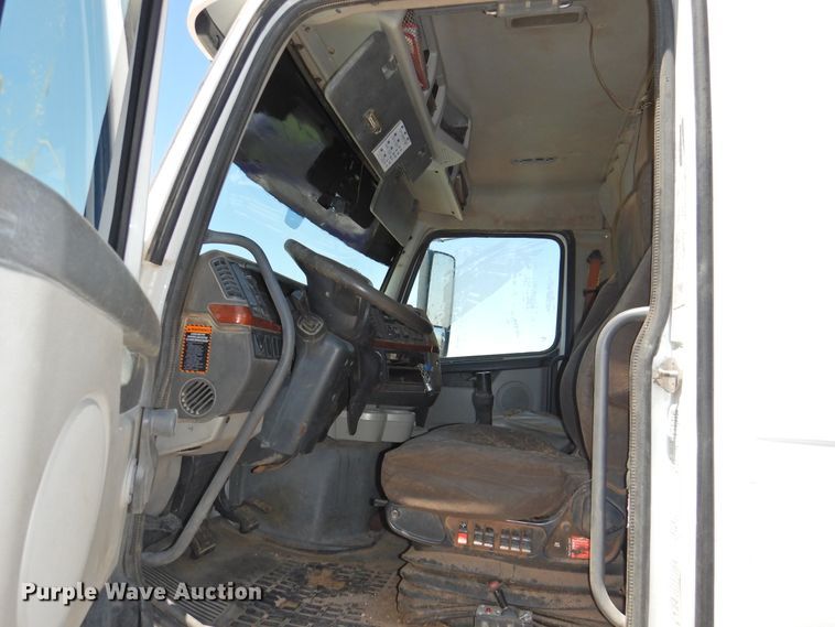 image for item DI0215 2010 Volvo VNL  semi truck