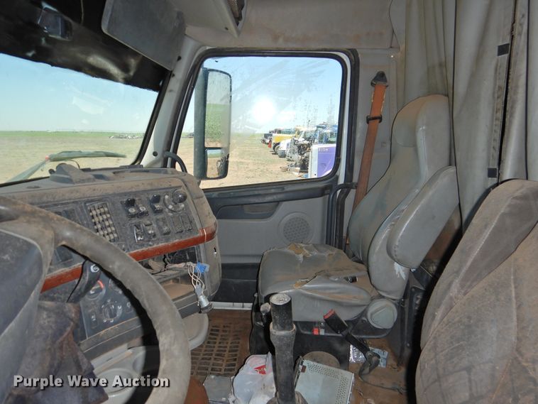 image for item DI0215 2010 Volvo VNL  semi truck