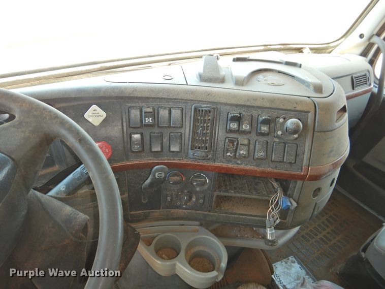 image for item DI0215 2010 Volvo VNL  semi truck