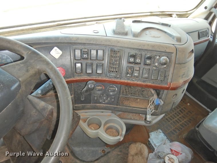 image for item DI0215 2010 Volvo VNL  semi truck