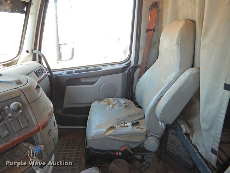 image for item DI0215 2010 Volvo VNL  semi truck