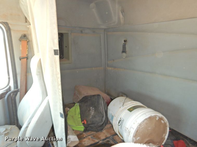 image for item DI0215 2010 Volvo VNL  semi truck