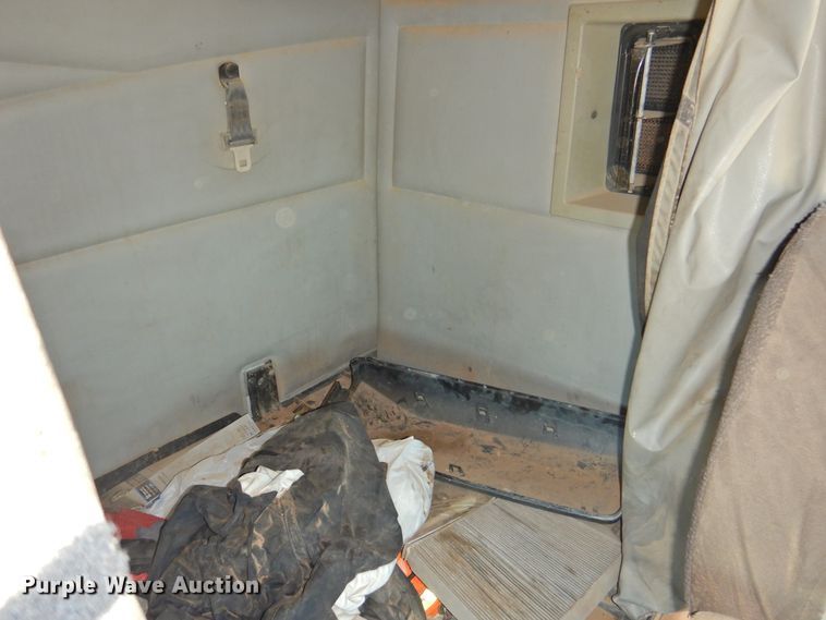 image for item DI0215 2010 Volvo VNL  semi truck