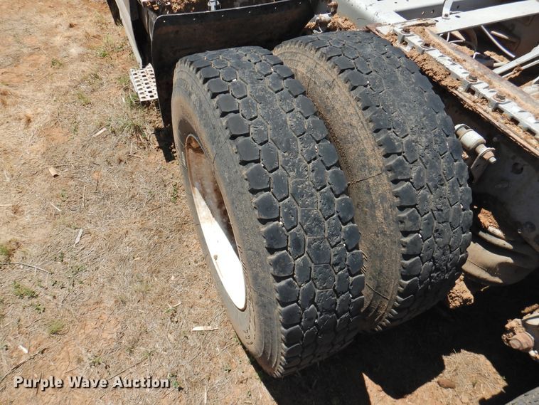 image for item DI0215 2010 Volvo VNL  semi truck