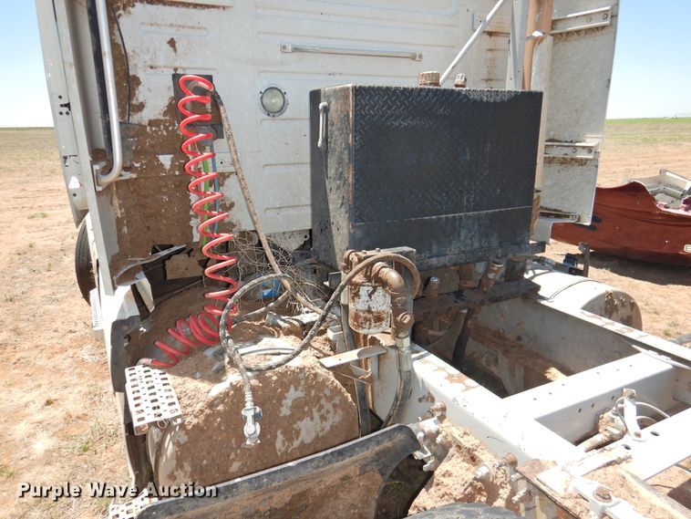 image for item DI0215 2010 Volvo VNL  semi truck