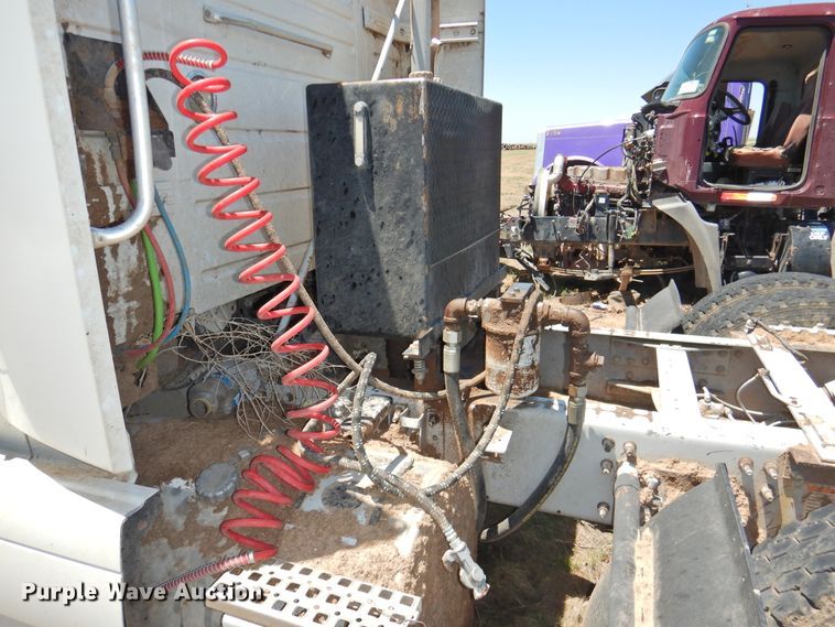 image for item DI0215 2010 Volvo VNL  semi truck