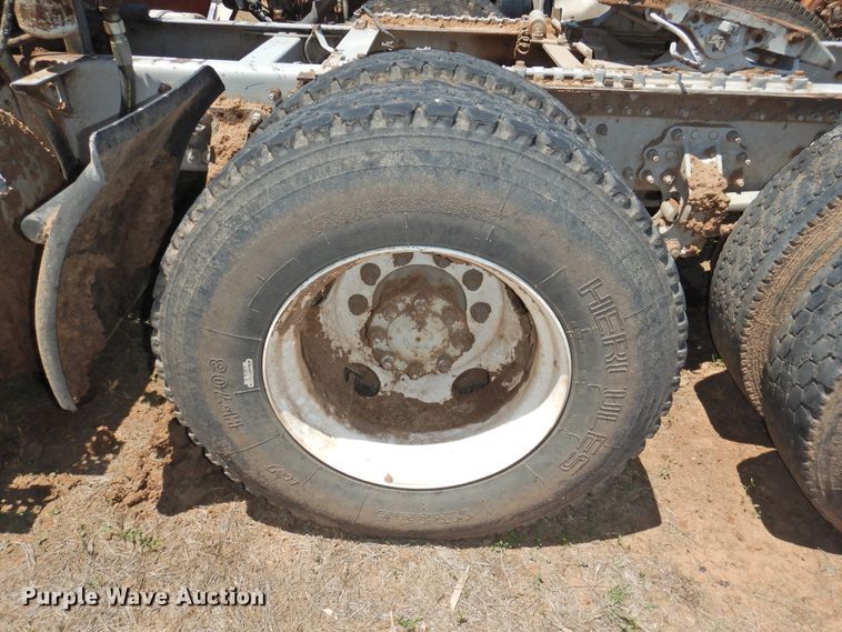 image for item DI0215 2010 Volvo VNL  semi truck