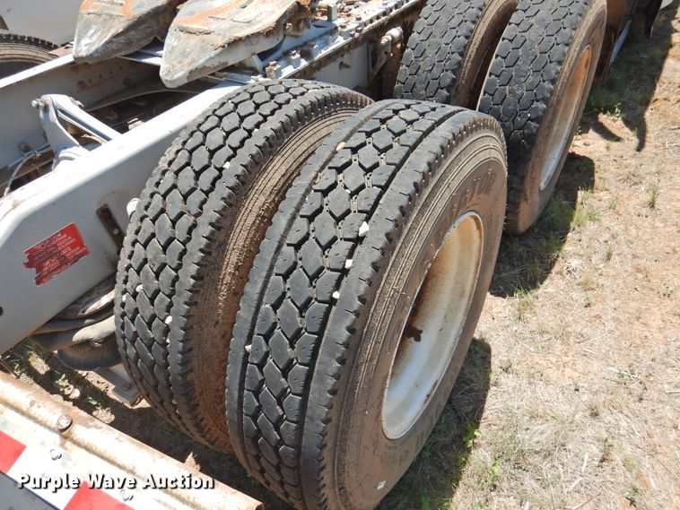 image for item DI0215 2010 Volvo VNL  semi truck