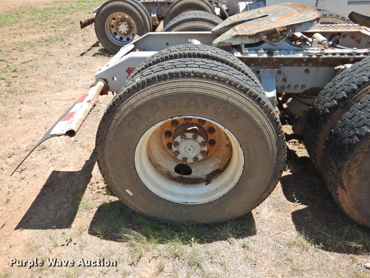 image for item DI0215 2010 Volvo VNL  semi truck