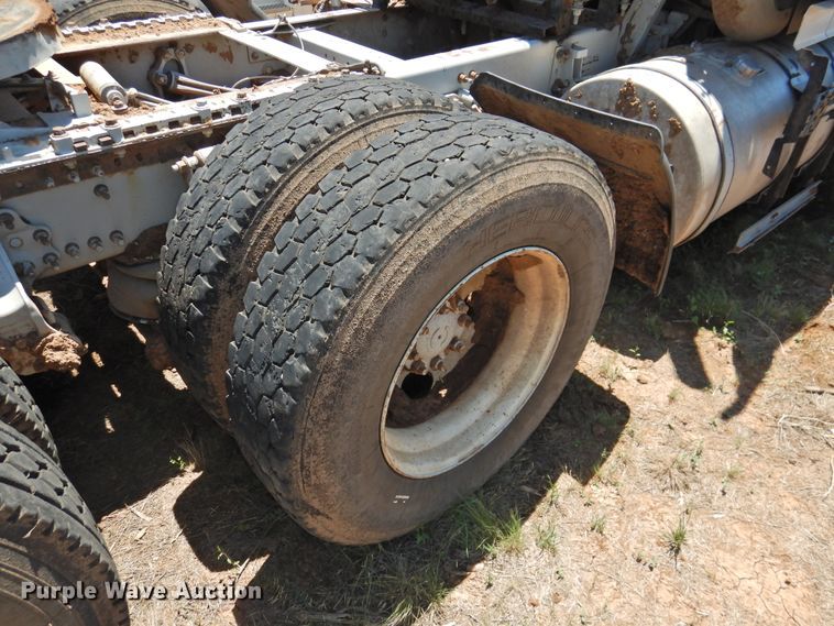 image for item DI0215 2010 Volvo VNL  semi truck