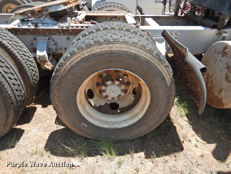 image for item DI0215 2010 Volvo VNL  semi truck