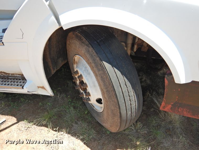 image for item DI0215 2010 Volvo VNL  semi truck