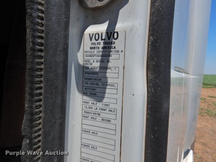 image for item DI0215 2010 Volvo VNL  semi truck