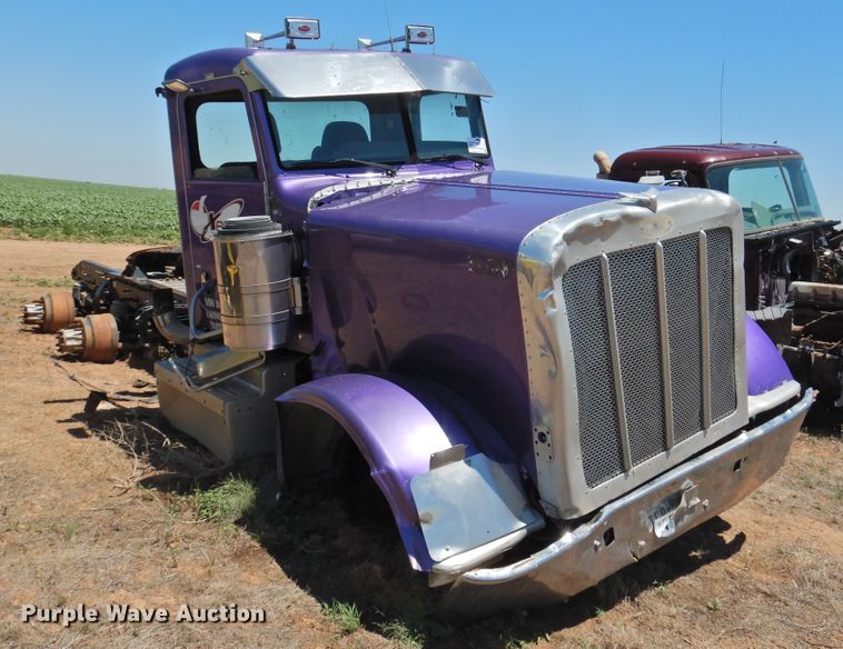 image for item DI0217 2011 Peterbilt 388  semi truck