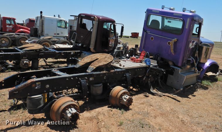 image for item DI0217 2011 Peterbilt 388  semi truck