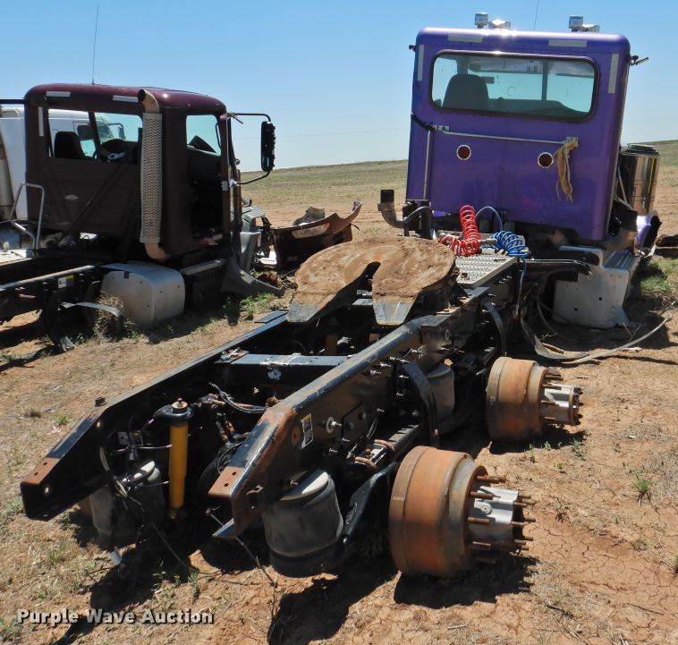 image for item DI0217 2011 Peterbilt 388  semi truck