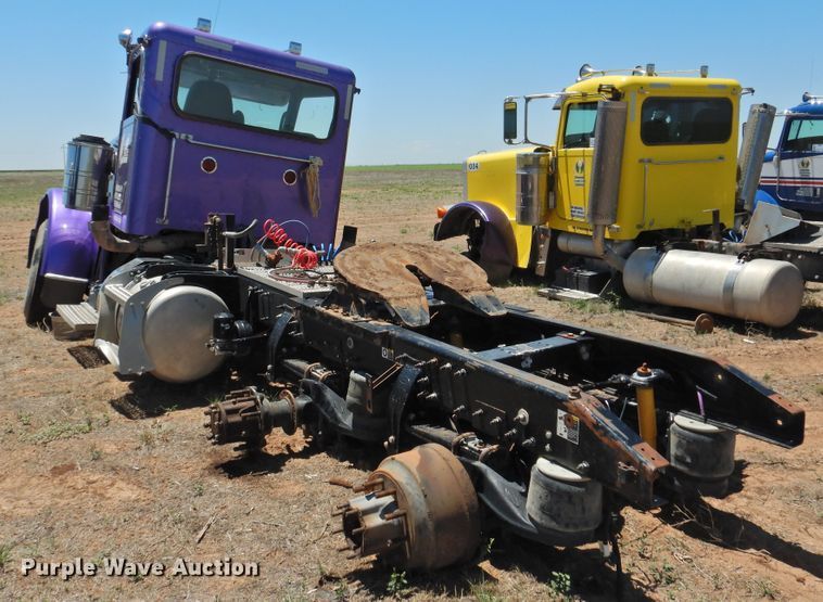 image for item DI0217 2011 Peterbilt 388  semi truck