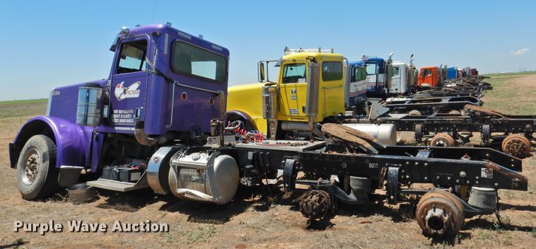 image for item DI0217 2011 Peterbilt 388  semi truck