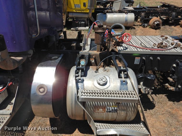 image for item DI0217 2011 Peterbilt 388  semi truck