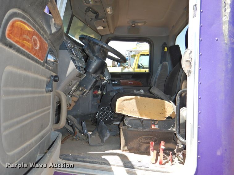 image for item DI0217 2011 Peterbilt 388  semi truck
