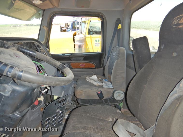 image for item DI0217 2011 Peterbilt 388  semi truck