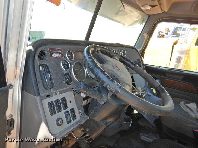 image for item DI0217 2011 Peterbilt 388  semi truck