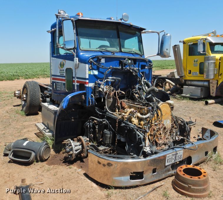 image for item DI0219 2010 Peterbilt 384  semi truck