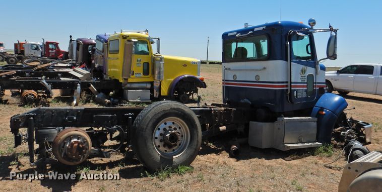 image for item DI0219 2010 Peterbilt 384  semi truck