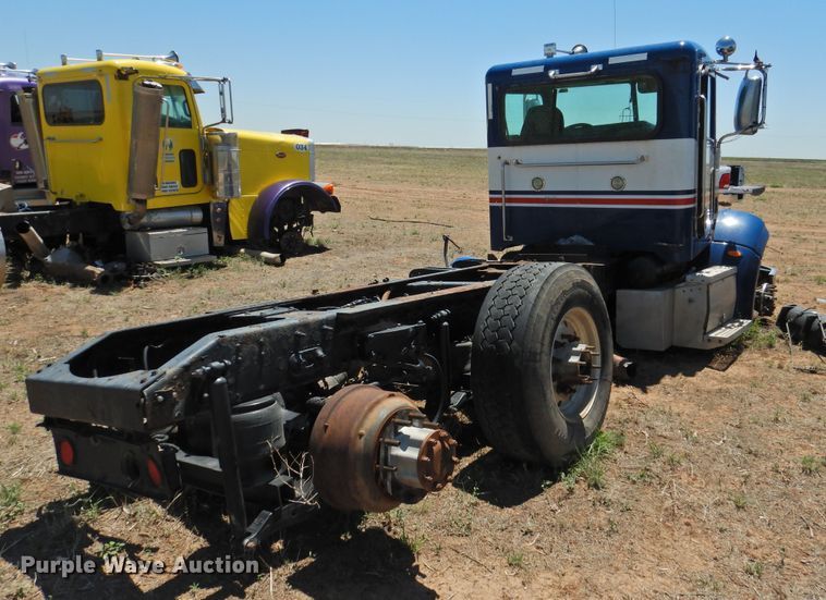 image for item DI0219 2010 Peterbilt 384  semi truck