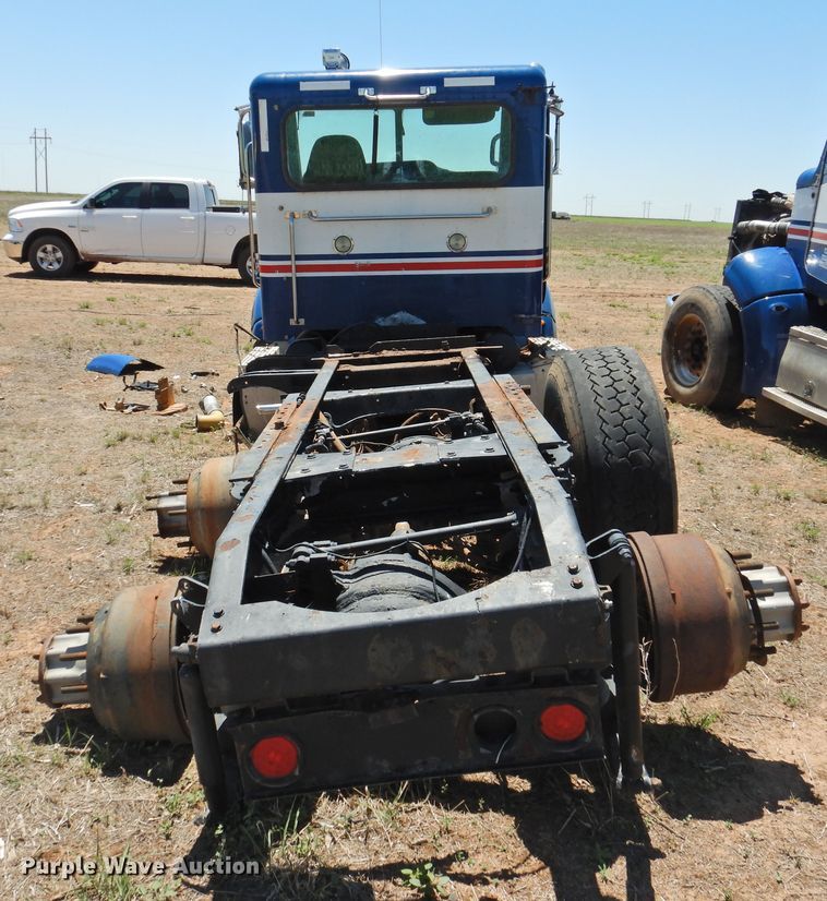 image for item DI0219 2010 Peterbilt 384  semi truck