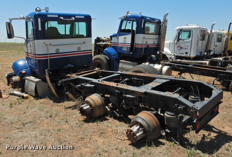 image for item DI0219 2010 Peterbilt 384  semi truck