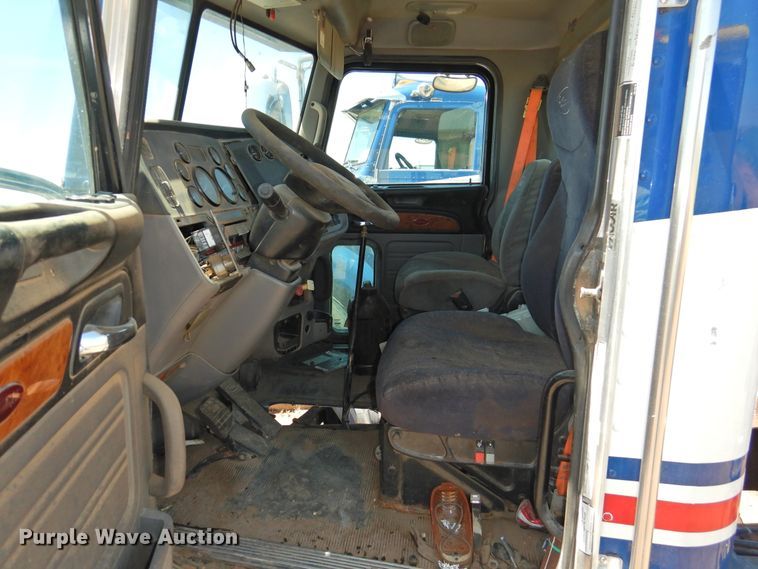 image for item DI0219 2010 Peterbilt 384  semi truck