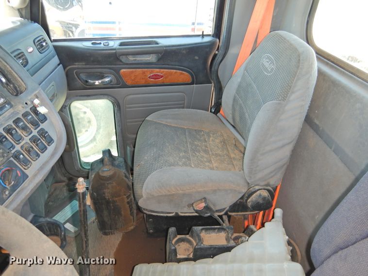 image for item DI0219 2010 Peterbilt 384  semi truck